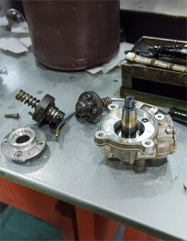 officina auto misterbianco, ricambi sul tavolo da lavoro
